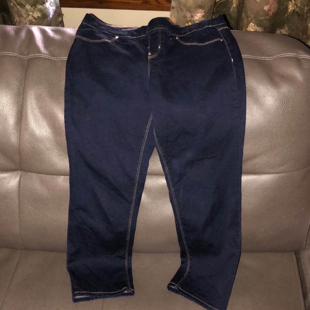 L.E.I.  Dark blue crop jean